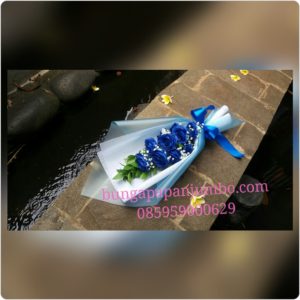 Jual Bunga Handbouqet Mawar Biru diSimprug Jakarta Selatan 085959000629 Kode: BPJ-HB-02