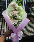 Jual Handbouqet Bunga Mawar Putih diPancoran Jakarta Selatan 085959000629 Kode: BPJ-HB-13