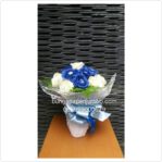 Jual handbouqet mawar biru di kota tua jakarta pusat 085959000629 Kode:BPJ-HB-28