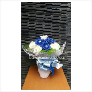 Jual handbouqet mawar biru di kota tua jakarta pusat 085959000629 Kode:BPJ-HB-28